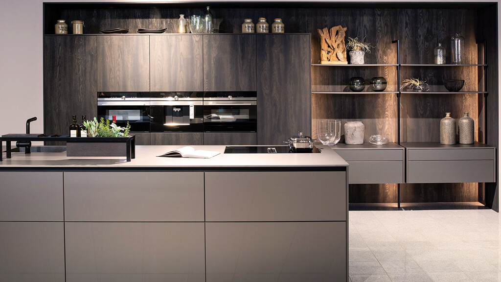 Showroomkeuken van Ballerina keukens in donker eiken en smartglass mat - bij Ekelhoff Küchen in Nordhorn