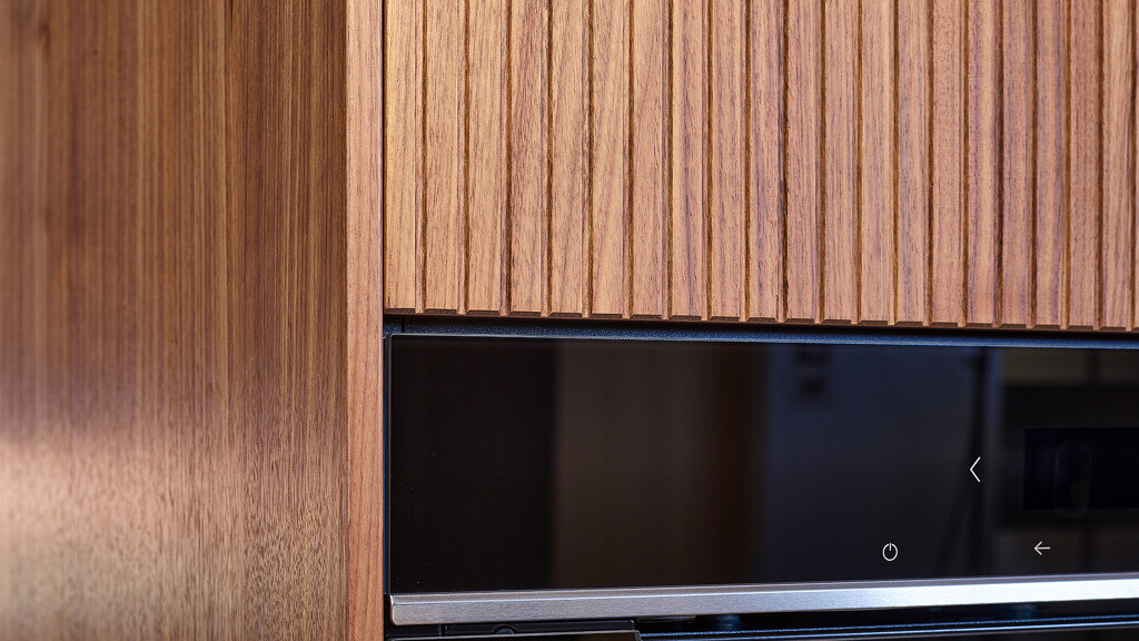 Geribbelde fronten of lamellenfronten in notenhout van designmerk next125 NX670. Ook verkrijgbaar in licht eiken. Ze zien bij Ekelhoff Kuchen in Nordhorn.