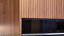 Geribbelde fronten of lamellenfronten in notenhout van designmerk next125 NX670. Ook verkrijgbaar in licht eiken. Ze zien bij Ekelhoff Kuchen in Nordhorn.