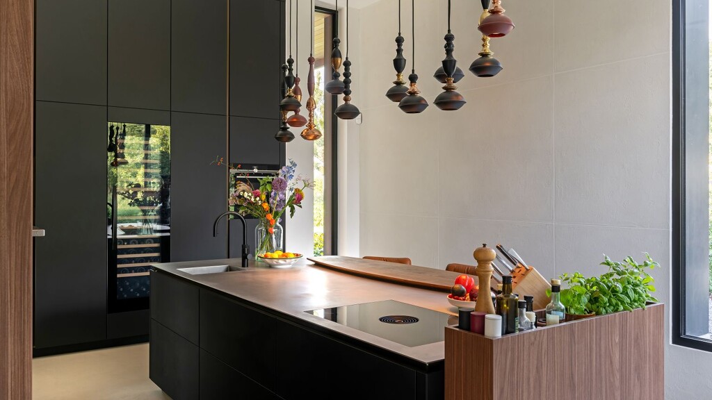 Ontdek deze prachtige SieMatic SLX Pure keuken met Urban kruidentuin in zwart en notenhout. Gerealiseerd in Laren door Ekelhoff Keukens, Nordhorn.