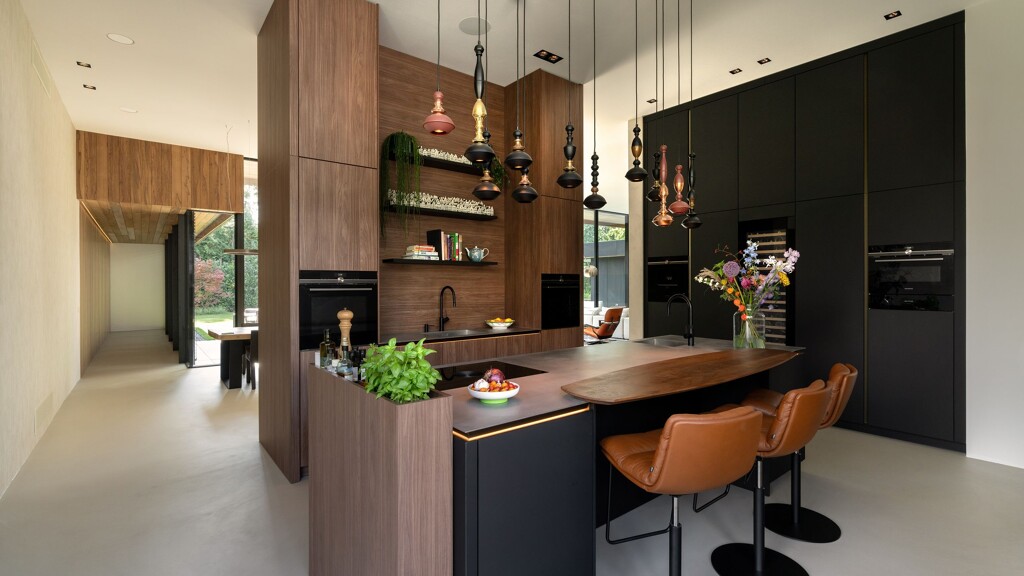 Ontdek deze prachtige SieMatic SLX Pure eilandkeuken in zwart en notenhout. Gerealiseerd in Laren door Ekelhoff Keukens, Nordhorn.