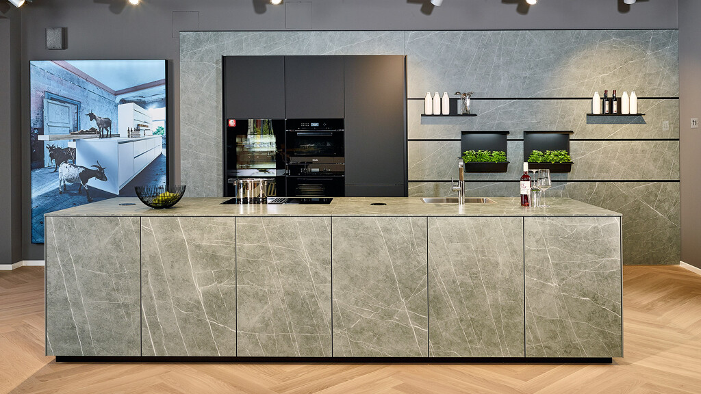 Grote next125 keukeneiland met keramische fronten, achterwand en werkblad