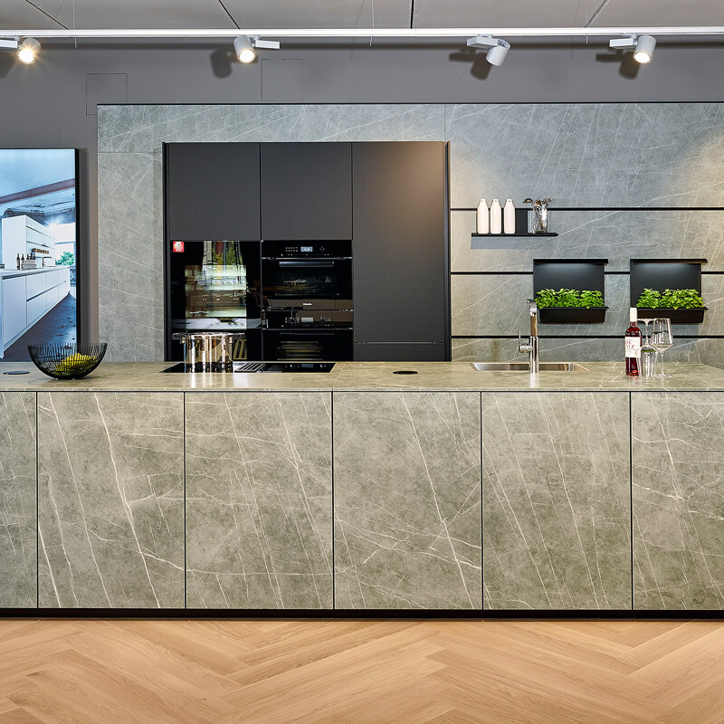 Grote next125 keukeneiland met keramische fronten, achterwand en werkblad