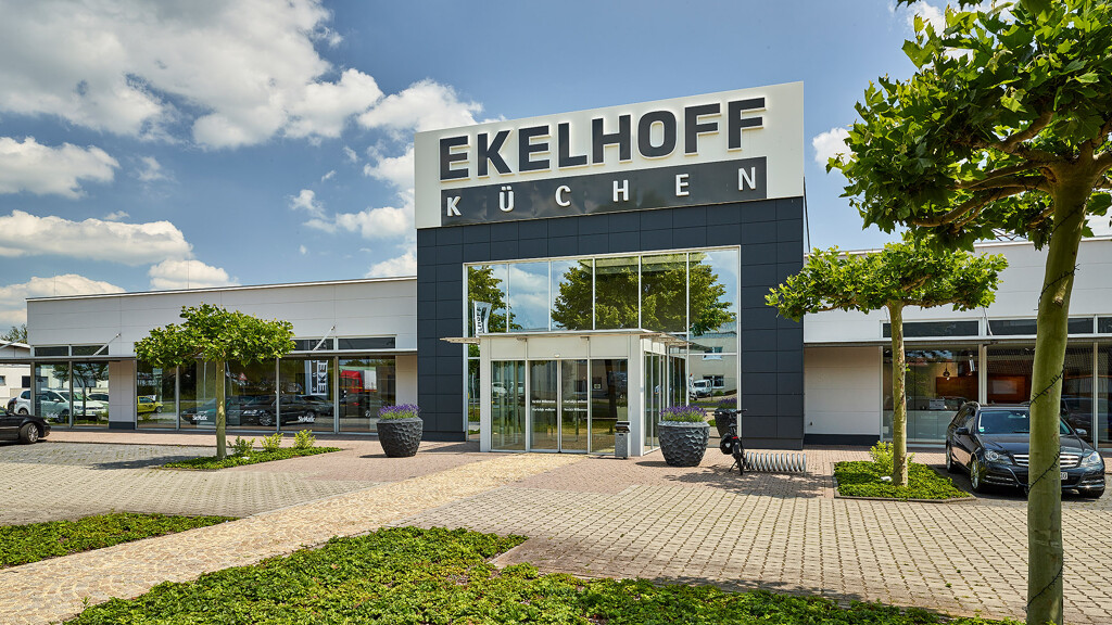Blick auf das Eingangsportal der Filiale Küchenland, Ekelhoff Küchen