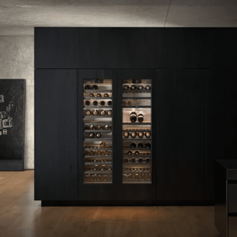 Een grote wijnkoelkast van Gaggenau in een donkere hoge wandkast