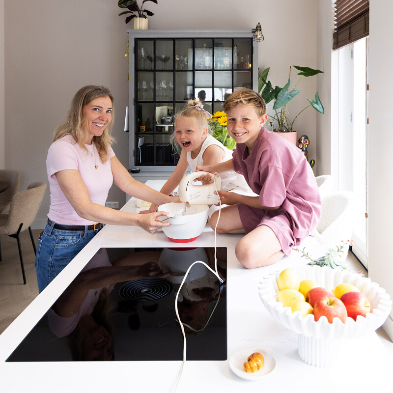 Grijze hoekkeuken met kookeiland en composiet marmerlook blad 