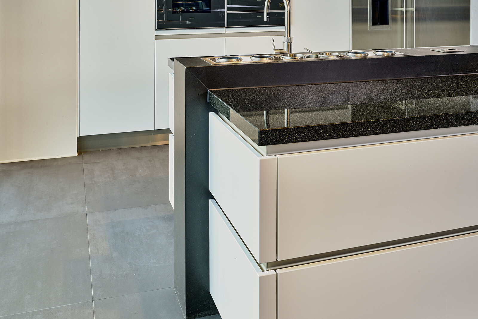 Showroomkeuken Sale - Grote professionele keuken voor kookworkshops, catering, showkoken - Ekelhoff Keukens