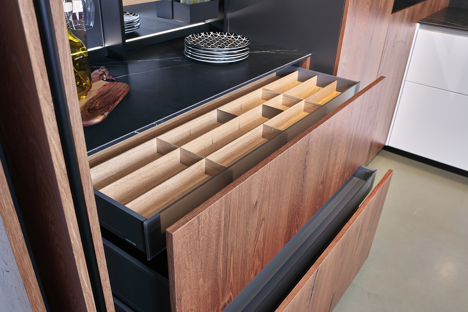  Hoekkeuken van next125 met pocketdeuren en luxe barmeubel in oud eiken met spiegelwand