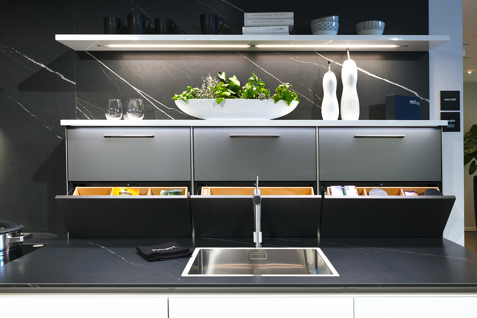  Showroomkeuken: Design hoekkeuken van next125 met achterwand-opbergsysteem | Ekelhoff Keukens