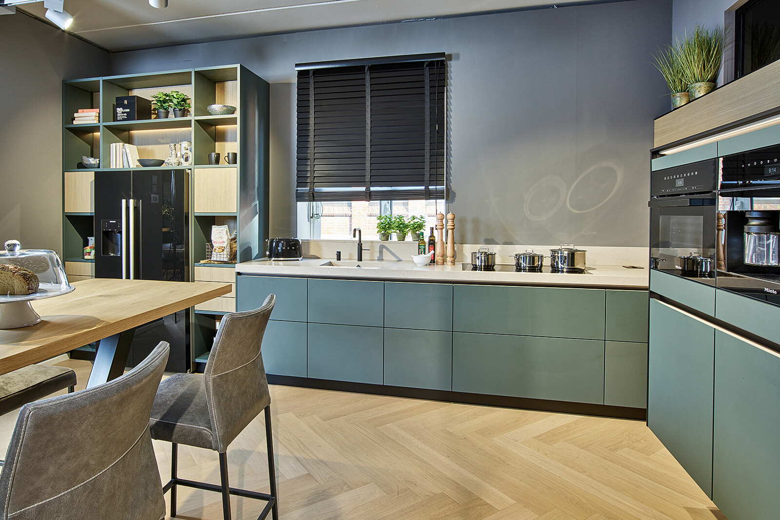 Groene hoekkeuken met licht eiken van next125 - designkeuken met cube systeem