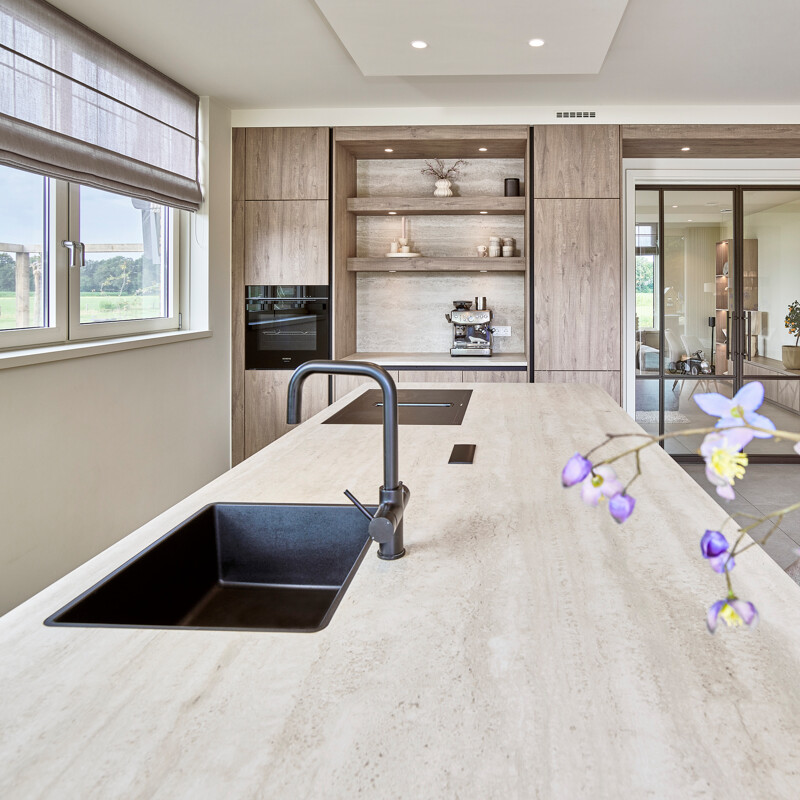 Houtlook Keuken in Sherwood eiken-sepiagrijs van Ballerina, gerealiseerd door Ekelhoff Keukens