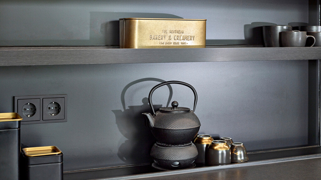 Italiaans design of Japandi? Zwart en strak past beide. Gerealiseerde keuken in Amsterdam door Ekelhoff keukens in Nordhorn. Net over de grens via de A1.