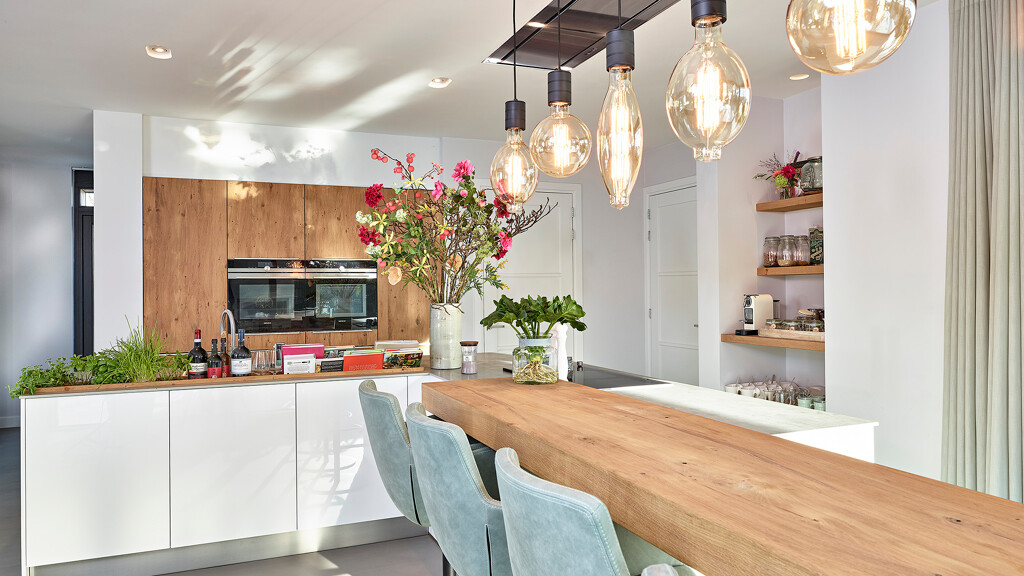 Witte en eikenhouten keuken op maat gemaakt van Ekelhoff Keukens in Nordhorn