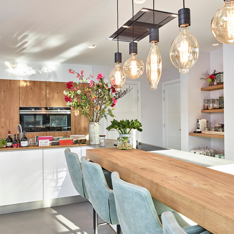 Maßgefertigte Küche in Weiß und Eiche von Ekelhoff Keukens in Nordhorn