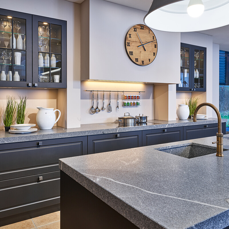 Landhaus-Ausstellungsküche in mattem Schwarz mit Spülinsel bei Ekelhoff Küchen