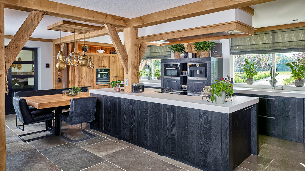 Landelijke keuken zwart met hout in robuust eiken van Ekelhoff Keukens