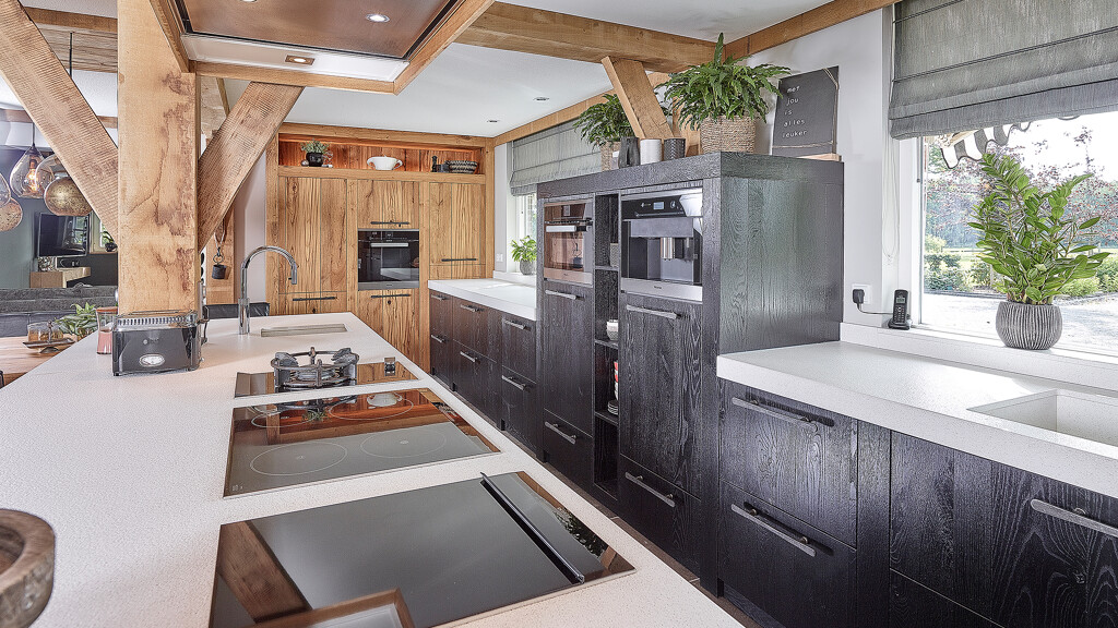 Landelijke keuken in robuust eikenhout met groot kookeiland  bij Ekelhoff Kuchen