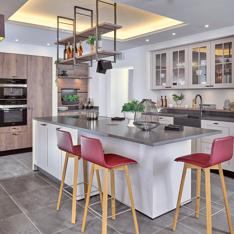 Landelijke keukenin zandgrijs satijnmet graniet werkblad bij Ekelhoff Keukens