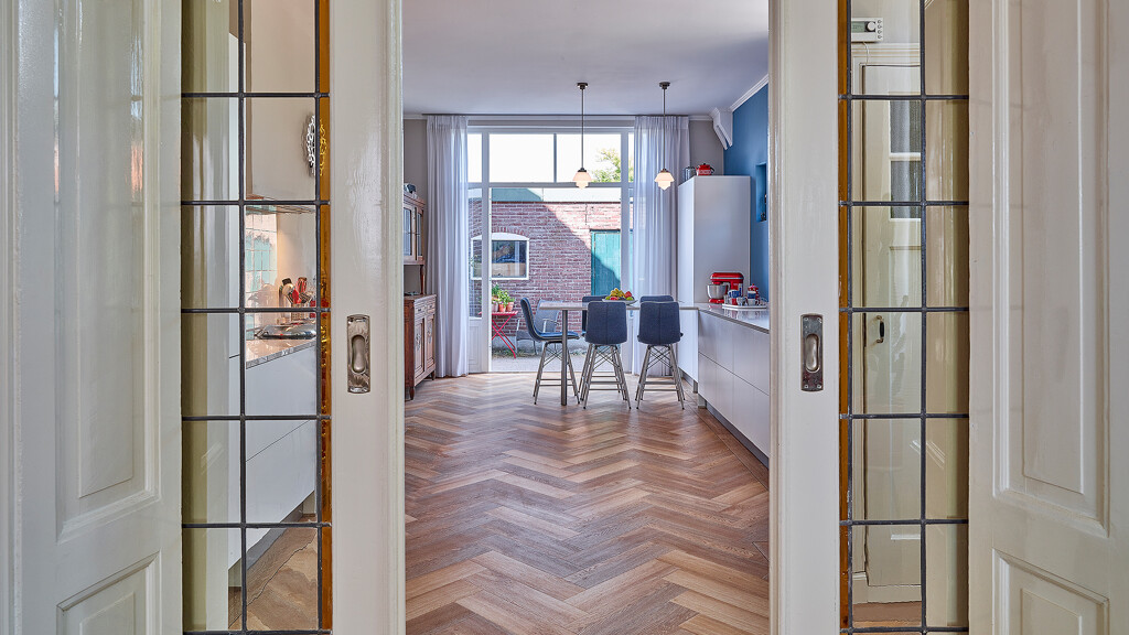 Schlichte mattweiße Küche von Contur mit glänzender Dekton-Arbeitsplatte von Ekelhoff Küchen, Deutschland