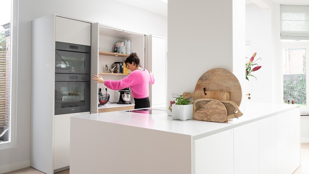 Witte keuken met kookeiland-eilandkeuken