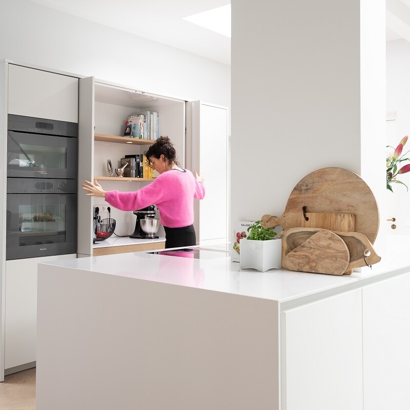 Witte keuken met kookeiland-eilandkeuken