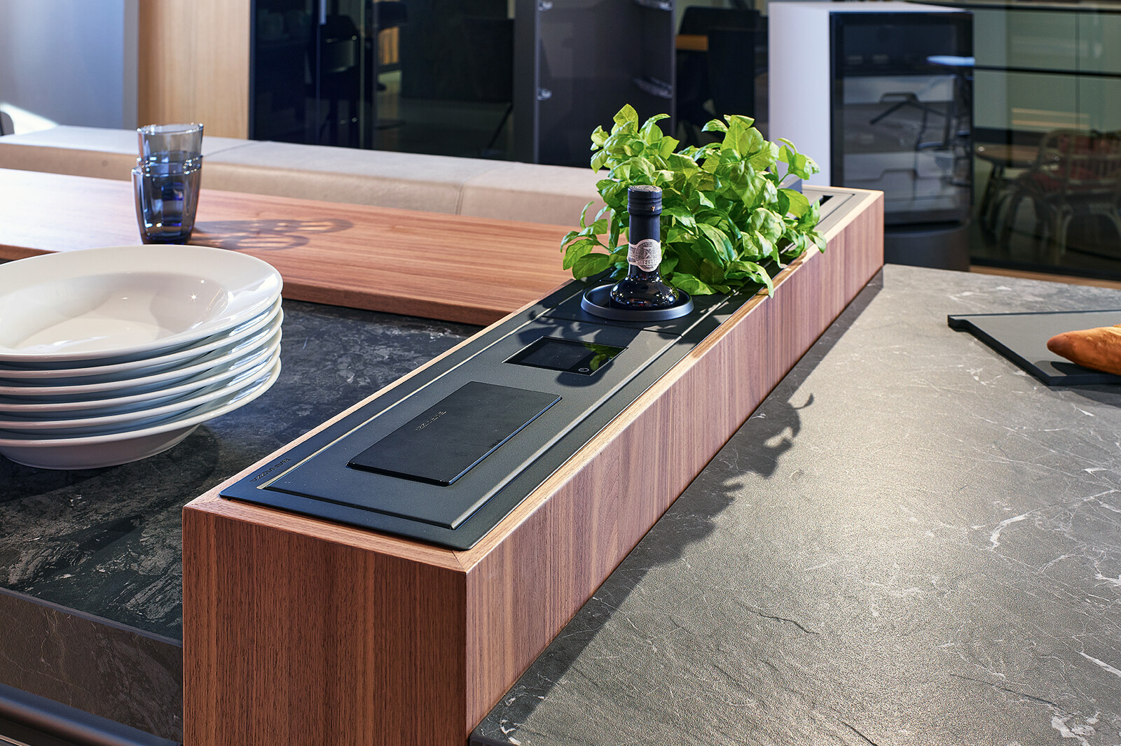 Showroomkeuken: next125 design eilandkeuken met bar in notenhout en matglas met praktisch maatwerk element 