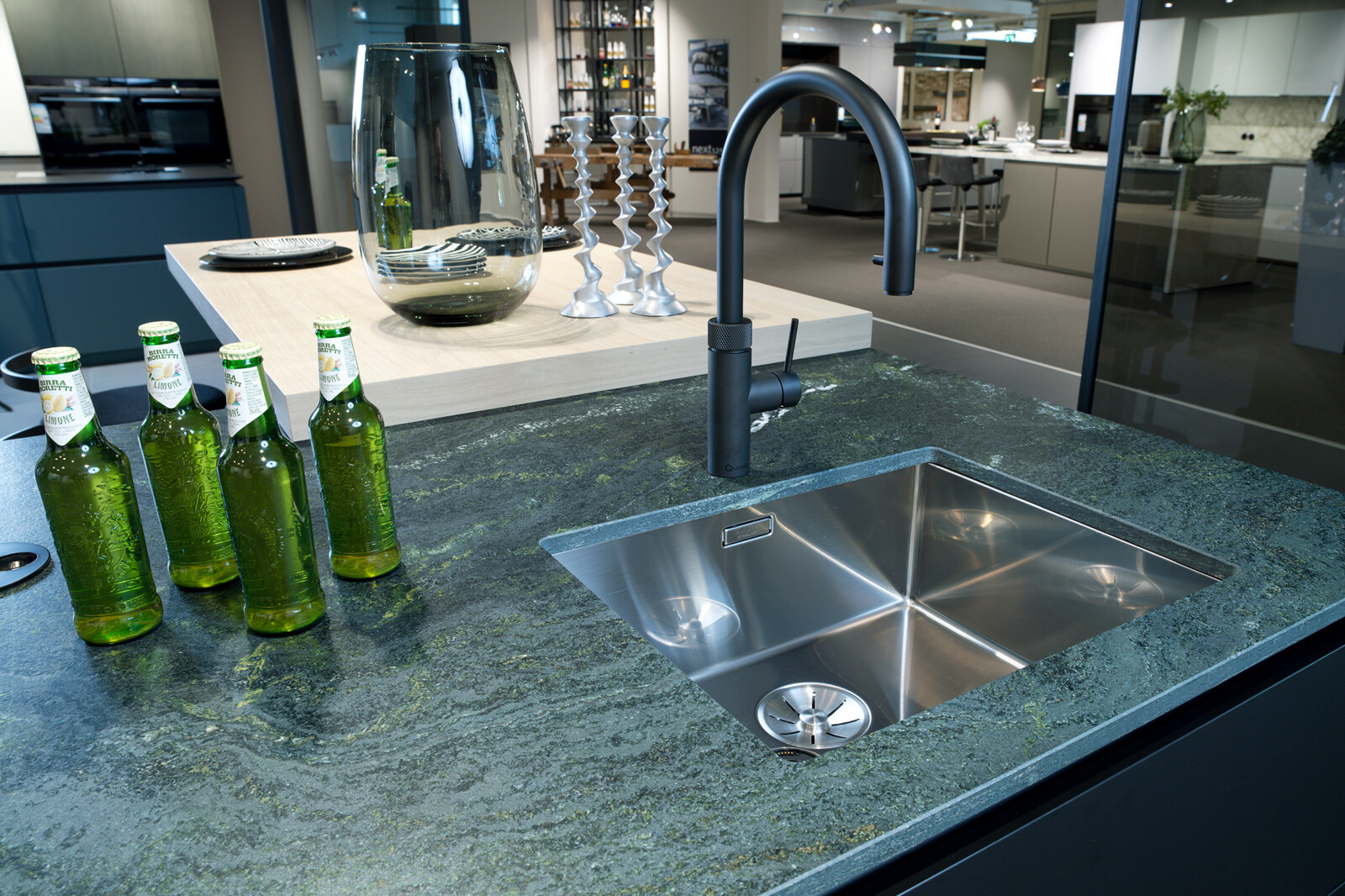 Showroomkeuken: next125 designkeuken met groen granieten aanrechtblad Panoia mat