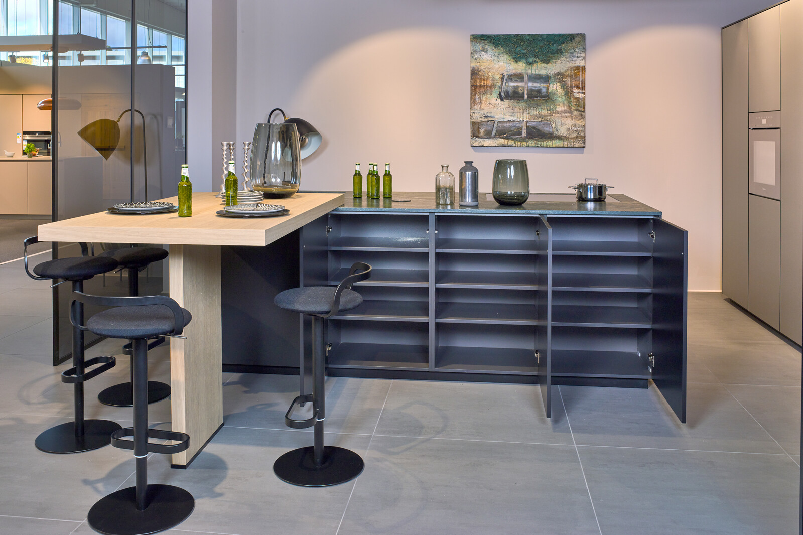 Showroomkeuken: next125 designkeuken in SensiQ met groen graniet blad en veel bergruimte