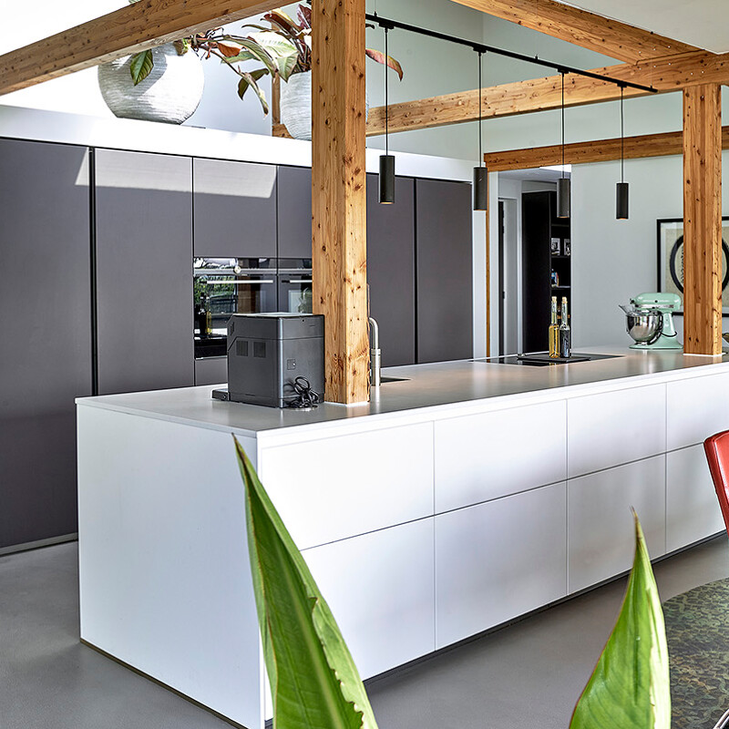 next125 eilandkeuken wit eiland zwarte kastenwand