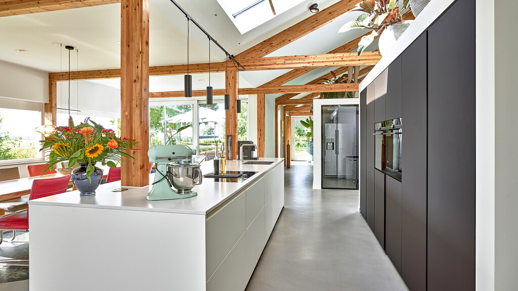 Next125 eilandkeuken NX500 en NX240 in witte satijnlak en Mokkabruine Fenix van Ekelhoff Keukens in Nordhorn