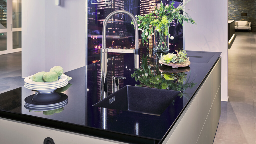 Küche in Grau mit Kücheninsel und Granitarbeitsplatte von Next 125 – Küchen-Angebot von Ekelhoff Küchen