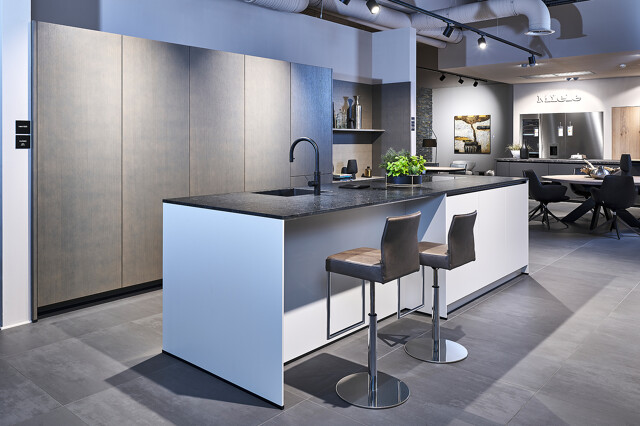 Showroomkeuken: next125 keuken met pocketdeuren en Black Ice graniet van Ekelhoff Keukens