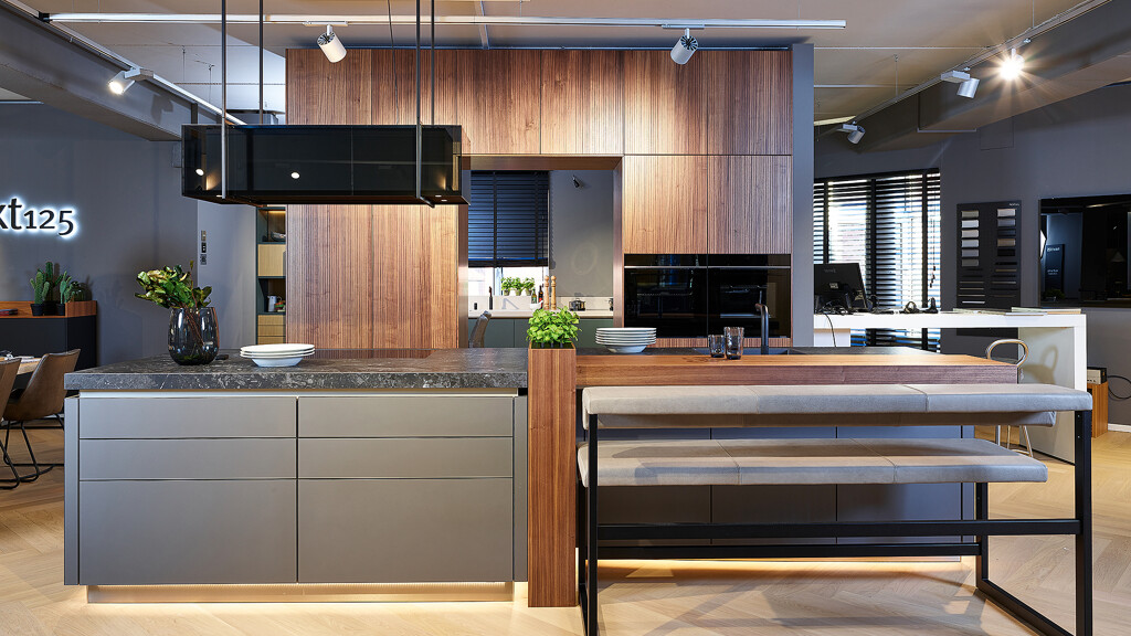 next125 keuken met doorgang. Notenhouten fronten met groeven. Ekelhoff Keukens in Duitsland, net over de grens via de A1.