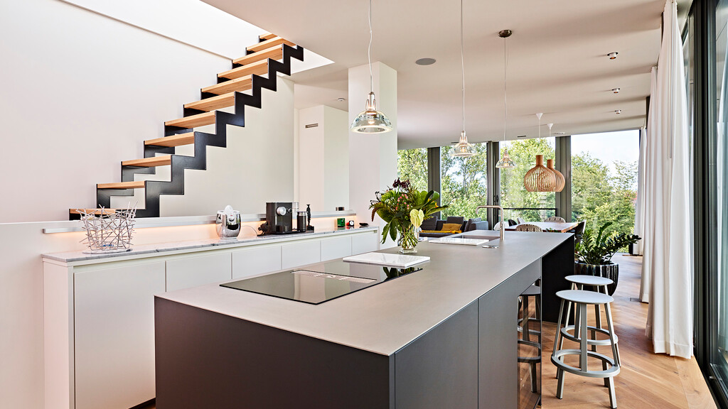 Deze zwart-witte next125 keuken met RVS keukenblad plaatsten wij in Amsterdam. Ekelhoff Keukens, Nordhorn