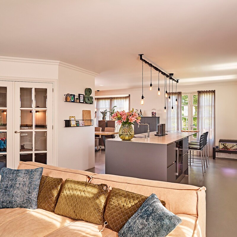 Küchenbewertung Inselküche von next125 mit Fronten in Alt-Eiche und Satin-Lack Anthrazit mit Arbeitsplatte aus Edelstahl. Installiert in Amstelveen von Ekelhoff Küchen, Nordhorn