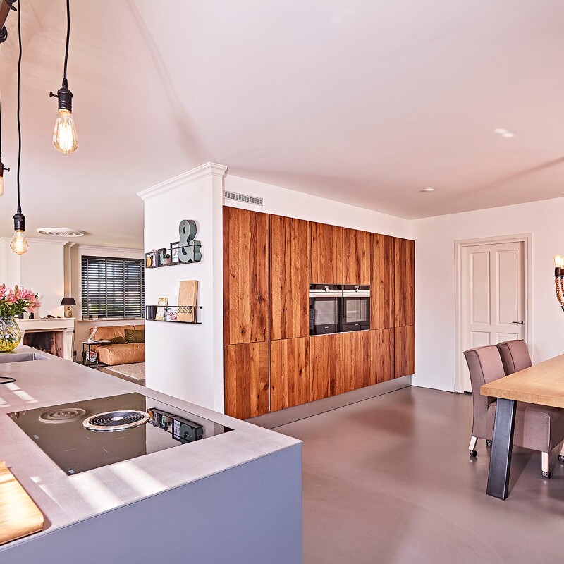 next125 Keuken met hout keukenfronten en RVS keukenblad van Ekelhoff Keukens