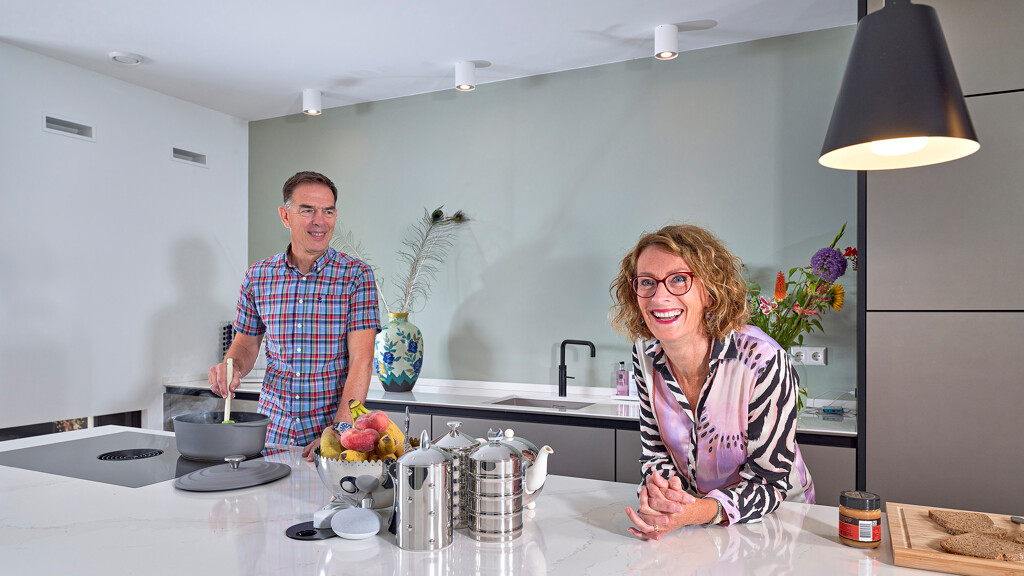 next125 kitchen-NX912 kitchen-island with glass fronts Ekelhoff Kitchen