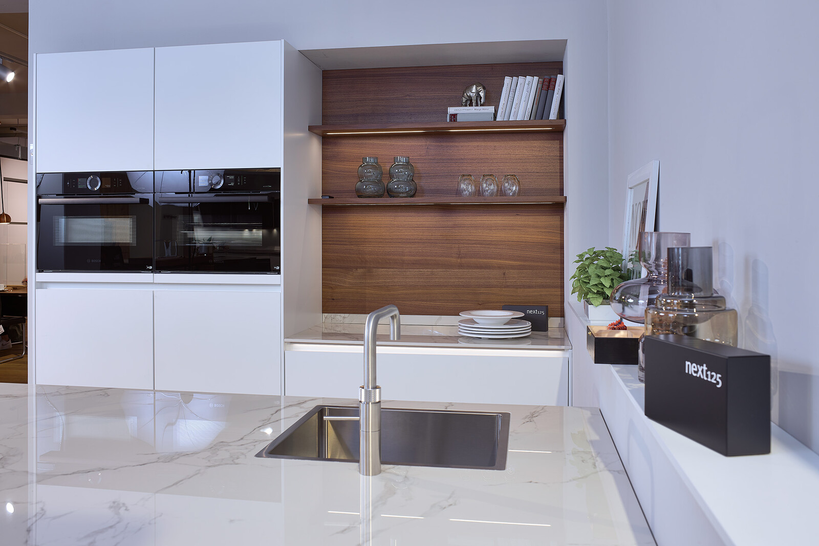 next125 - Witte eilandkeuken in fenix met notenhout met notenhouten nis