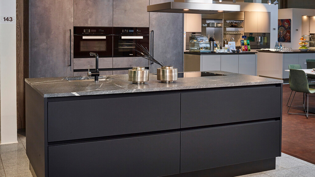 Schüller betonlook keuken bij  Ekelhoff Keukens - grijze keuken ontdekken!