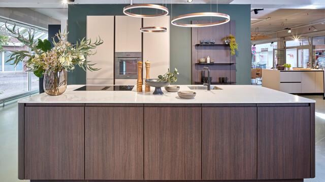 SieMatic Inselküche–Achatgrau–Eiche Havanna–Ekelhoff Küchen
