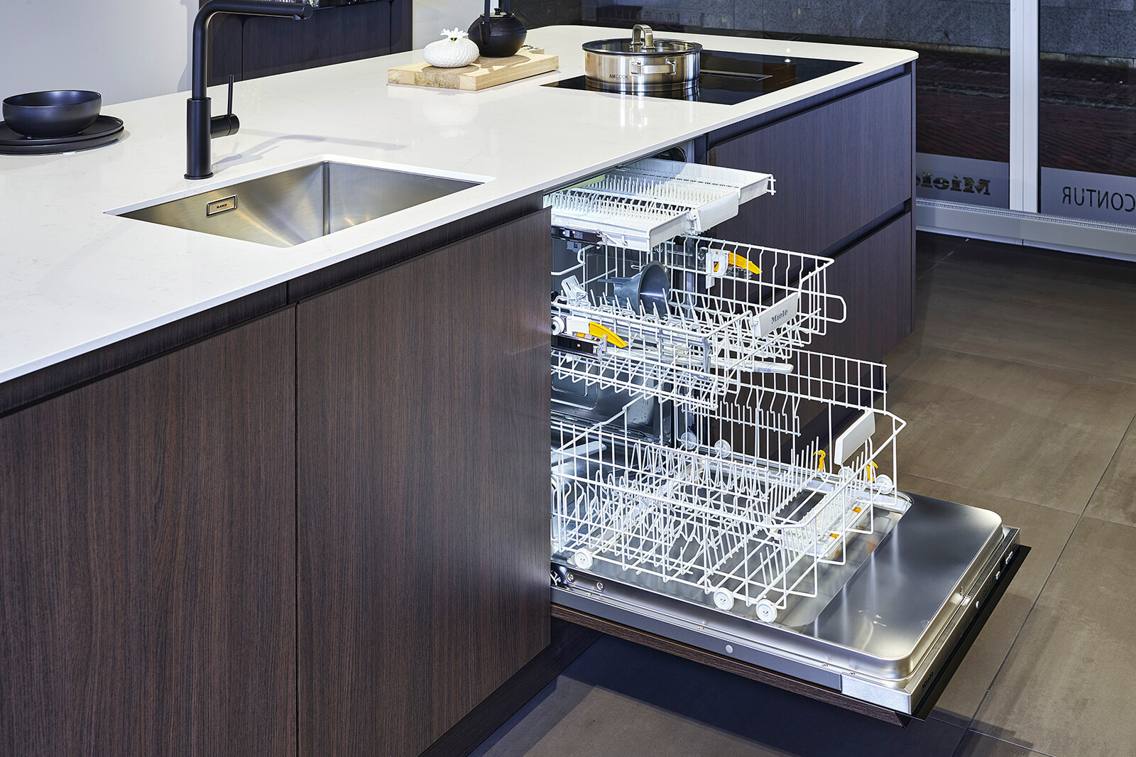 Showroomkeuken: SieMatic designkeuken in donker hout met wit marmerlook composiet blad