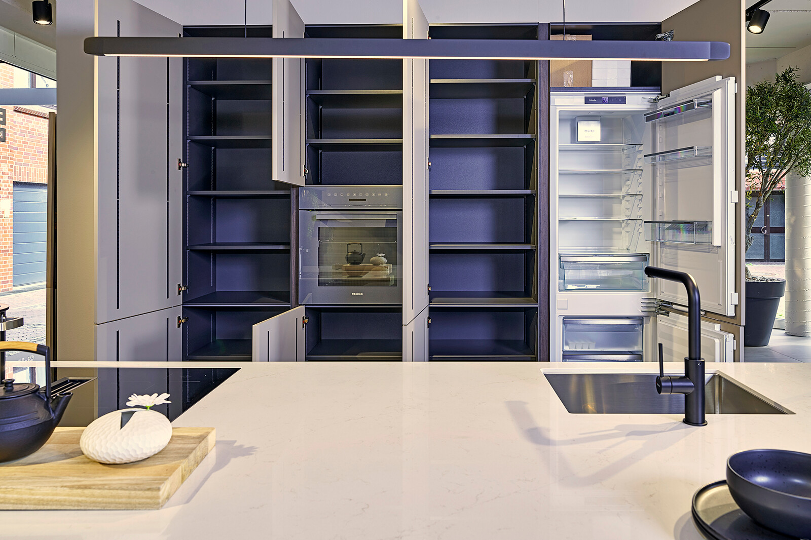 Showroomkeuken: SieMatic keuken met afgeronde hoeken en Miele apparatuur