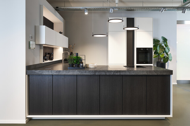 SieMatic Mondial in Lotuswit en zwart Eiken Darjeeling - Ekelhoff Keukens