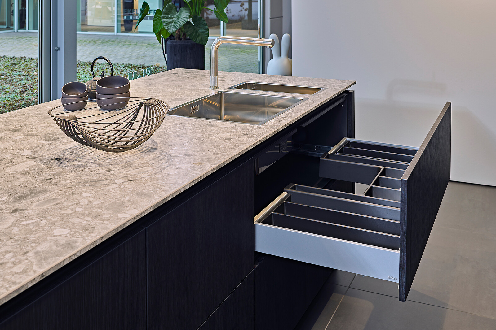 Showroomkeuken: Siematic S2 eilandkeuken in  Eiken Darjeeling en keramiek blad