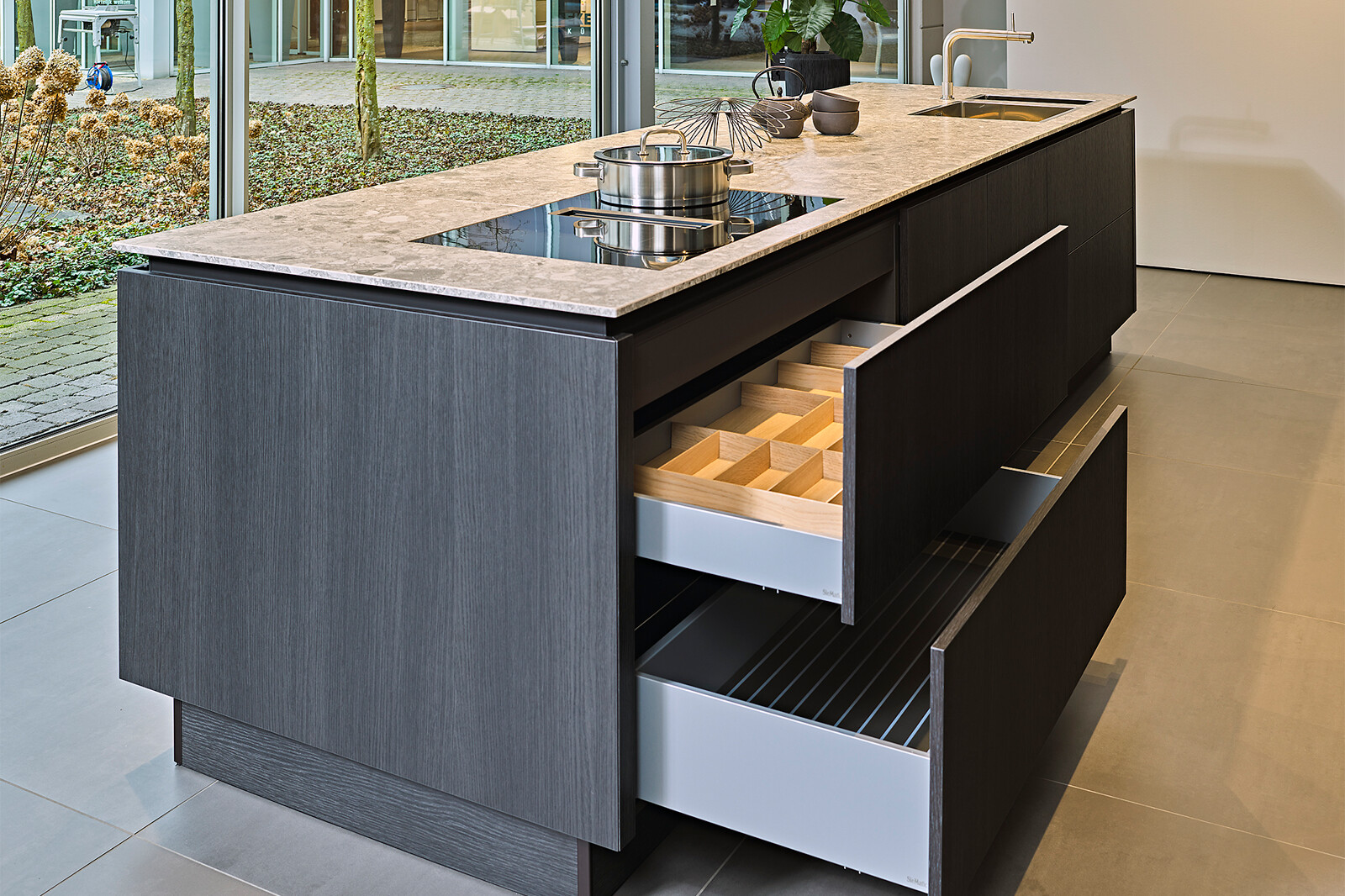 Showroomkeuken: Siematic S2 eilandkeuken in donker Eiken Darjeeling, keramiek blad en Miele apparatuur