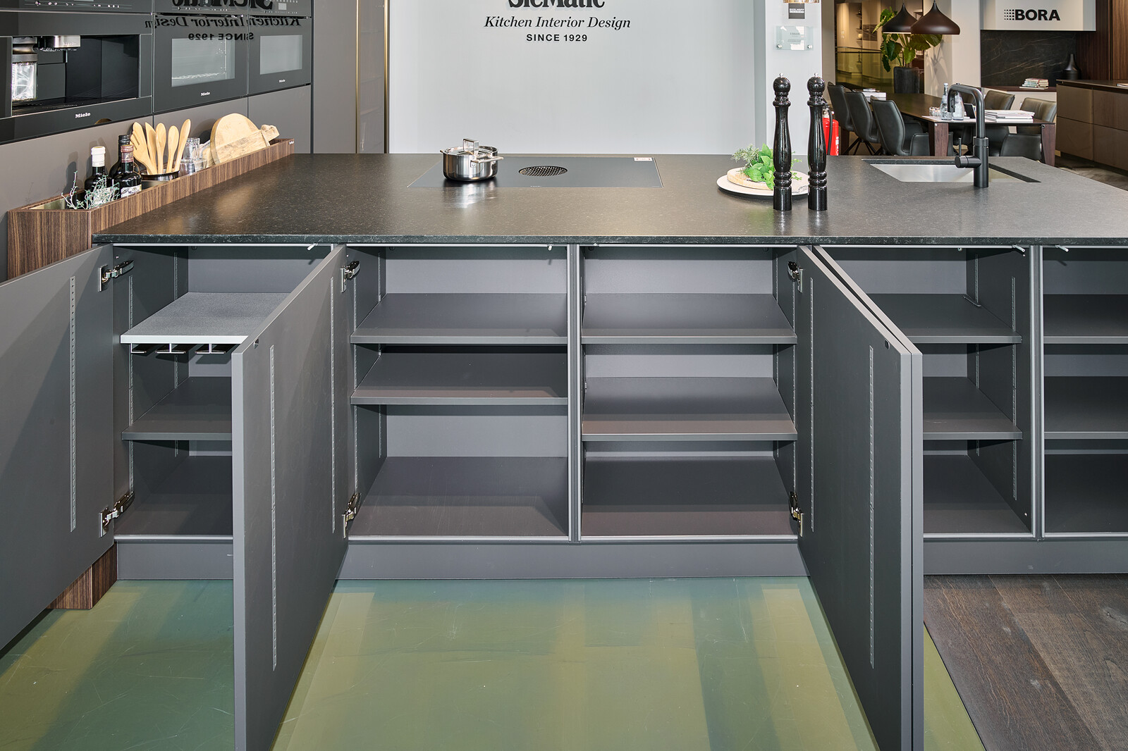 SieMatic Showroomkeuken in grafietgrijze Similaque en zelfde kleur kastinterieur