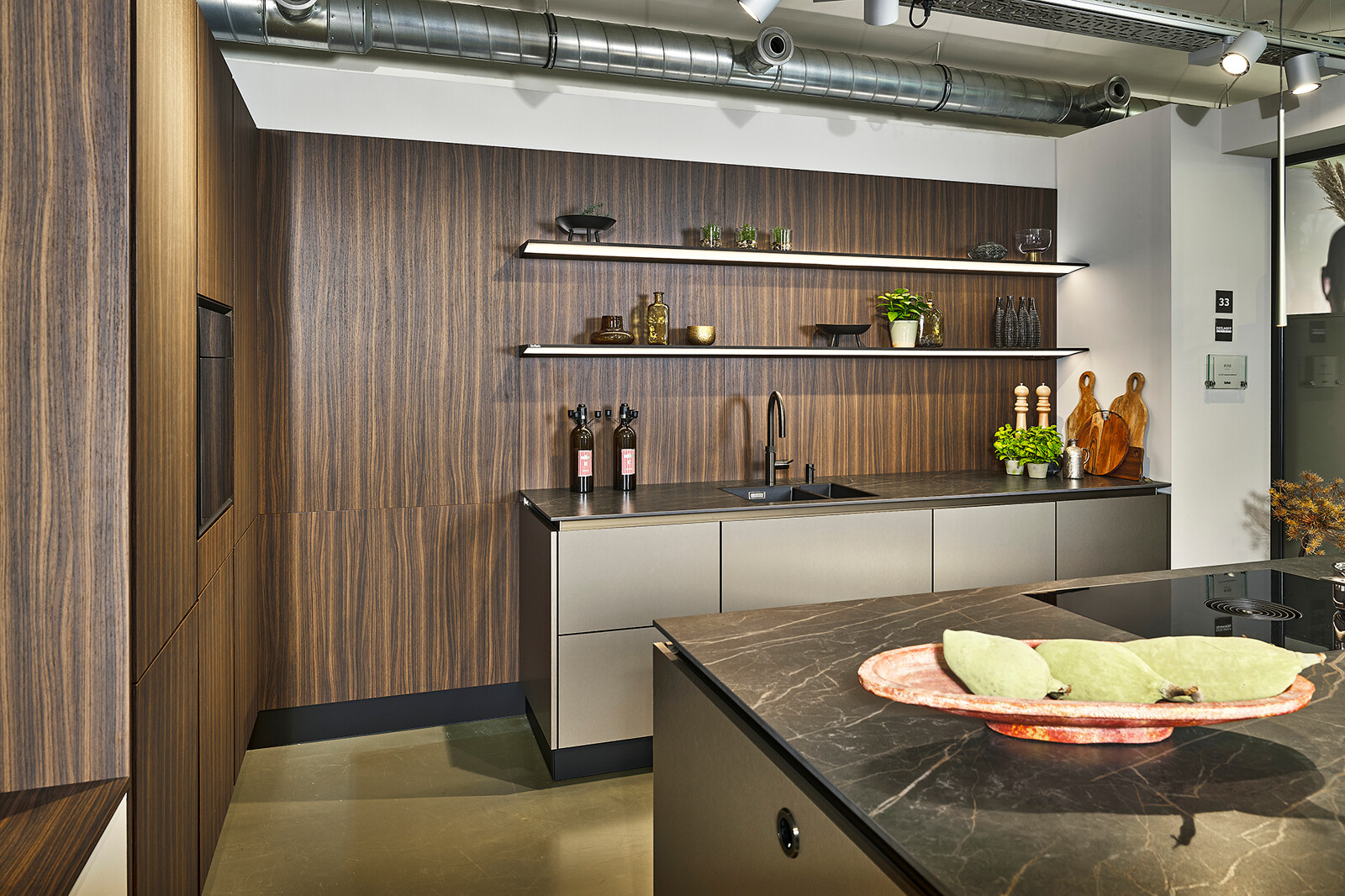 Showroomkeuken: SieMatic S2 eilandkeuken in brons metallic en notenhout met BORA-apparatuur