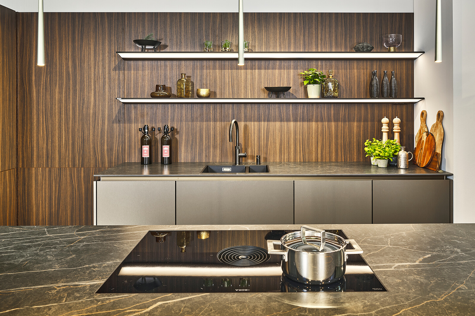 Showroomkeuken: SieMatic S2 in brons en notenhout met BORA-apparatuur, hier kookplaat met afzuiging