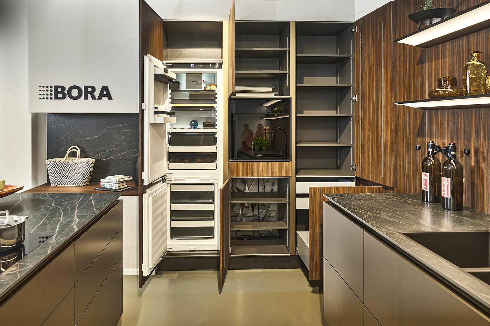 Showroomkeuken: SieMatic S2 in brons en notenhout met BORA-apparatuur