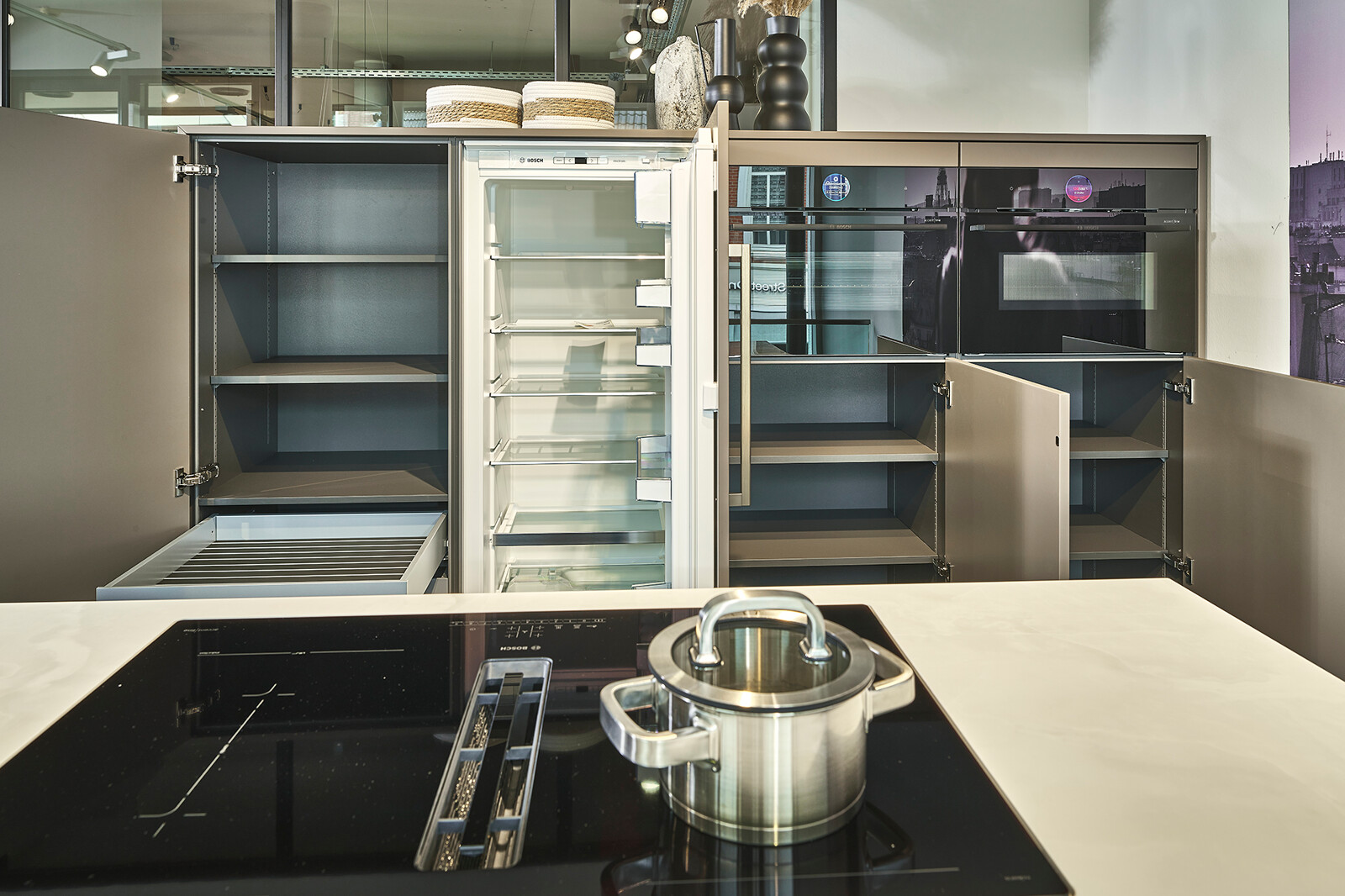 Showroomkeuken: SieMatic SLX-LS eilandkeuken Umbra - taupe met Bosch inbouwapparatuur